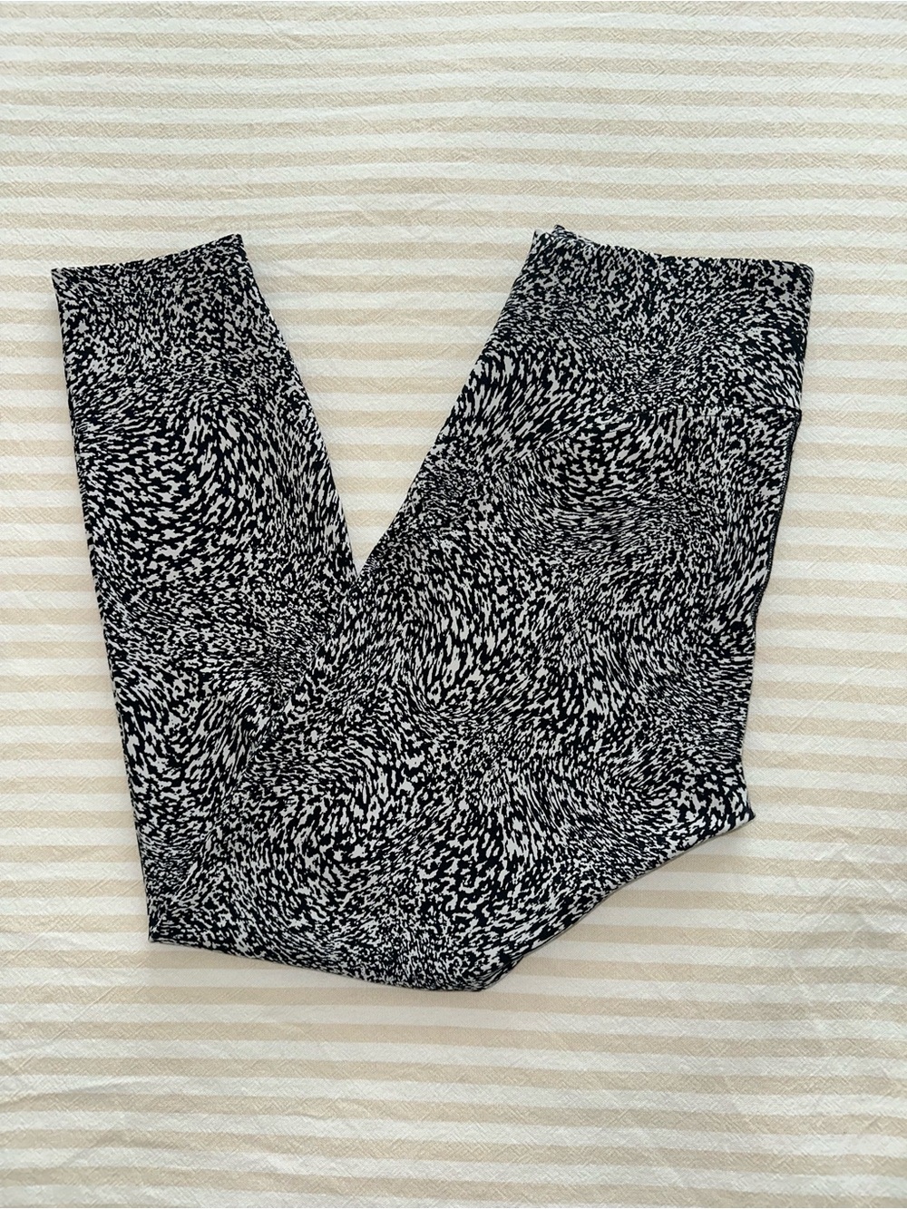 Lululemon InStill High-Rise Tights Warped Grain Alpine White & Black